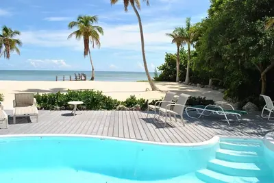 Image de Belle oasis en bord de mer avec piscine - 83003 Old Hwy.