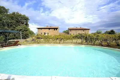 Image de Casa Scoiattolo A: Un appartement agréable et accueillant entouré de prairies et de collines verdoyantes.