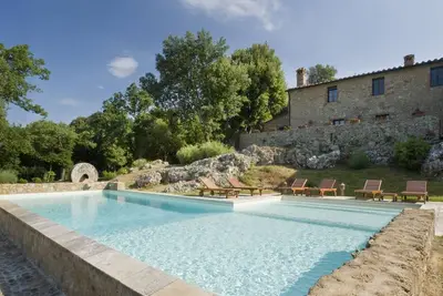 Image de Montestigliano, une authentique ferme au coeur de la Toscane, est une oasis de paix et de beauté qui offre à ses hôtes des résidences raffinées et une vue enchanteresse
