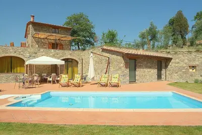 Image de Villa Eracle: Une villa de trois étages lumineuse et élégante entourée de vignes et d'oliviers.