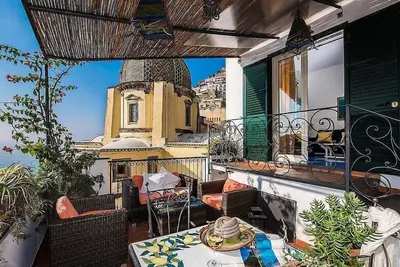 Image de Villa Cipriana: Une maison individuelle caractéristique sur un étage donnant sur la mer et la Grande Spiaggia di Positano.