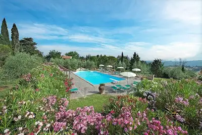 Casa Canarino G: Une vieille maison accueillante sur deux étages entourée de verdure.