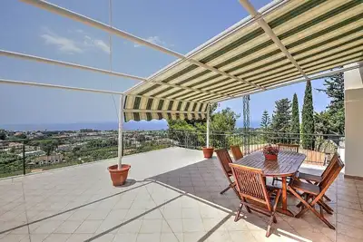 Image de Villa Renata: Un appartement confortable qui couvre tout l'étage supérieur d'une villa située sur une colline.