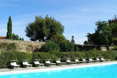 Image de Borgo Bello G: Un appartement de deux étages caractéristique et accueillant dans le style caractéristique de la campagne toscane.