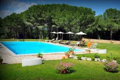Image de Casa Cedrina B: Un appartement accueillant faisant partie d'une villa entourée de verdure.