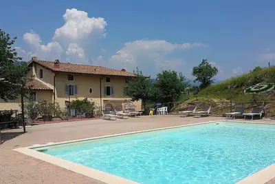 Image de Villa Safira: Une splendide et lumineuse villa historique de trois étages située dans une région vallonnée.