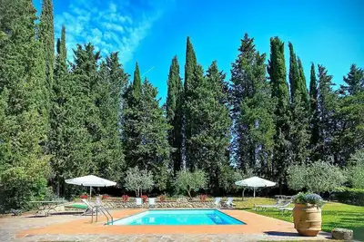Image de Villa Cherubina: Une villa splendide et du XVIIe siècle sur trois étages située au sommet d'une petite colline.