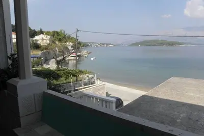 Image de Appartement dans Lumbarda avec vue mer, terrasse, Wifi, Machine à laver (869-3)