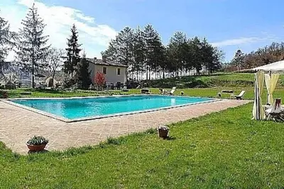 Image de Villa Aria: Une splendide villa historique de quatre étages entourée de prairies et de collines verdoyantes.
