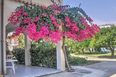Image de Casa Rosina: Un appartement confortable qui fait partie d'une villa située à une courte distance de la plage.