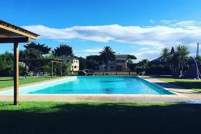 Casa Aneto C: Un appartement confortable entouré de verdure.
