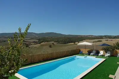 Villa Bambina: Une villa agréable et spacieuse de deux étages entourée de verdure.
