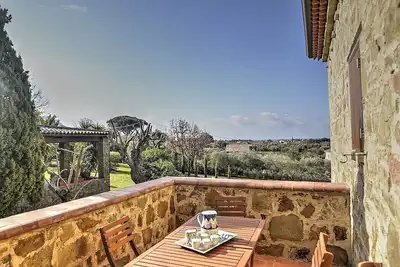 Image de Villa delle Pigne A: Un appartement caractéristique et accueillant entouré de verdure.