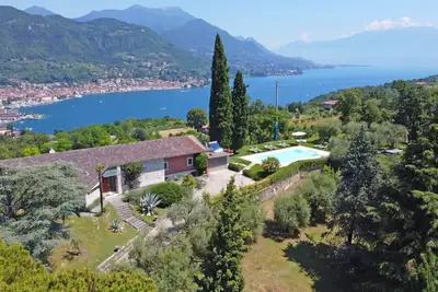 Image de Villa avec piscine privée et vue imprenable sur le lac dans un grand parc privé, pour 12 personnes