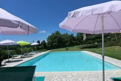 Image de Casa Gelso A: Un appartement agréable et accueillant qui fait partie d'une ancienne ferme sur deux étages dans le style caractéristique de la campagne toscane.