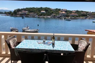 Image de Appartement dans Lumbarda avec vue mer, terrasse, Climatisation, Wifi (128-1)