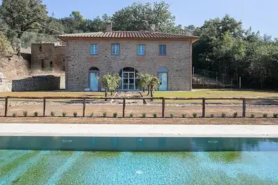 Image de Villa Evarne: Une villa élégante et accueillante sur deux étages entourée de verdure.