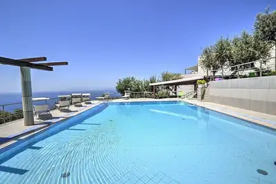 Image de Villa Carminia Grande: Une splendide et lumineuse villa de trois étages située sur la côte face à l'île de Capri.