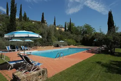 Image de Casa Bonaventura F: Une accueillante villa de deux étages dans le style caractéristique de la campagne toscane.