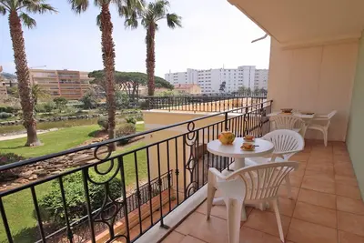Image de Appartement T2 - 4 personnes - Piscine résidence - WiFi - Climatisation - Sainte Maxime -. . .