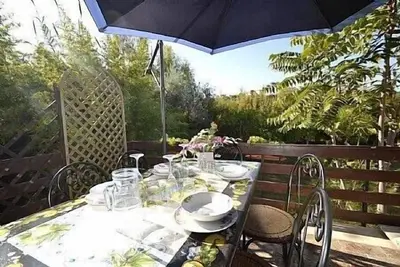 Image de Casa Denisa: Une villa confortable entourée d'un jardin d'orangers et de citronniers.