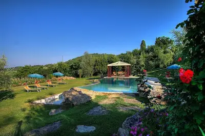 Image de Villa Ardita: Une villa de deux étages caractéristique et accueillante entourée de verdure.