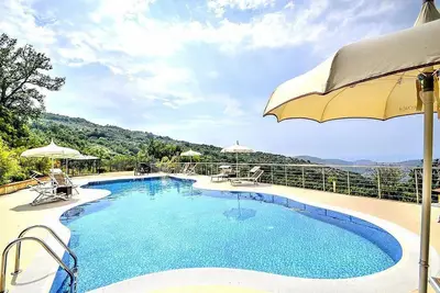 Image de Villa Albatros A: Une charmante villa de deux étages entourée de verdure.