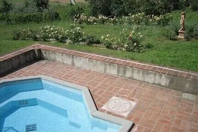 Image de Villa Gloriosa: Une charmante villa historique sur trois étages située dans une région vallonnée.