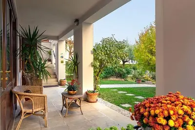 Image de Villa Marsica D: Un appartement élégant et accueillant qui fait partie d'une villa entourée d'un magnifique paysage.