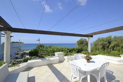 Image de Appartement Apollonia B: Un appartement agréable et spacieux qui fait partie d'une villa sur un seul ��tage entouré de verdure.