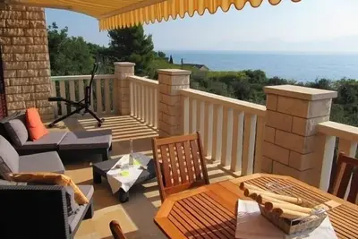 Image de Appartement dans Sućuraj avec vue mer, terrasse, Climatisation, Wifi (3354-1)