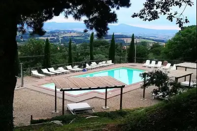 Image de Casa Nocetta B: Un appartement caractéristique et accueillant qui fait partie d'une ancienne ferme entourée de verdure.