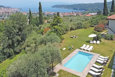 Image de Belle grande villa avec vue sur le lac, bain à remous, parc priv��. Proche de la plage et des commerces.
