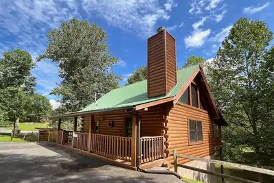 Image de Foyer au bois, bain à remous et jacuzzi, télévision à écran plat, Air Hockey! À distance de marche des commodités