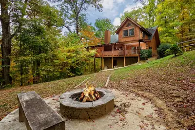 Image de Belle cabine dans les montagnes Smoky! Table de billard et bain à remous, piscine sur place, Putt Putt, étangs de pêche