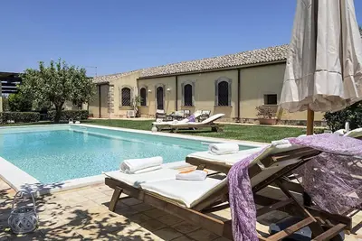 Image de Villa à Syracuse avec 5 chambres à coucher, 8 couchages
