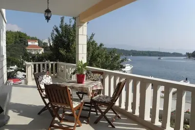 Image de Appartement dans Lumbarda avec vue mer, terrasse, Climatisation, Wifi (128-2)