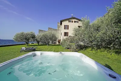 Image de Villa de luxe en front de mer avec vue imprenable sur le lac, exclusive et privée, bouée incluse