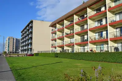 Image de Sur la promenade 1er étage. Vues panoramiques spectaculaires sur l'océan, patio avec pelouse donnant sur la plage, promenade et promenade, comprend un parking couvert pour 2 véhicules. À quelques pas de la plage, à quelques pas des restaurants et des b.