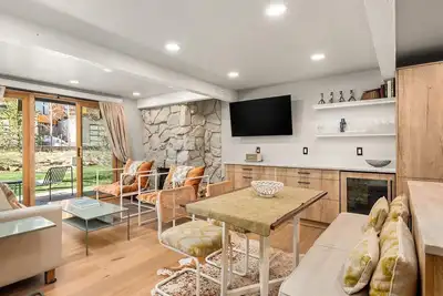 Image de Mise à jour de deux chambres au niveau du sol avec terrasse