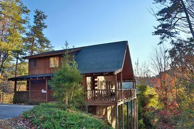 Image de Vues sur la montagne, terrasse privée avec bain à remous, accès Gratuit à la piscine, putt Putt, pêche, tennis et plus encore!