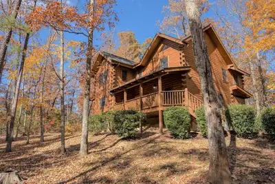 Image de À seulement 5 km de Pigeon Forge et à quelques minutes de Dollywood! Accès gratuit à la piscine, au putt putt, à la pêche et plus encore!