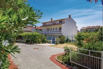 Appartement dans Palit avec terrasse, Climatisation, Wifi, Machine à laver (4386-2)