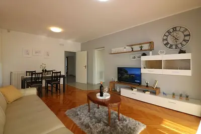 Image de Appartement dans Poreč avec terrasse, Climatisation, Wifi, Lave-vaisselle (4400-9)