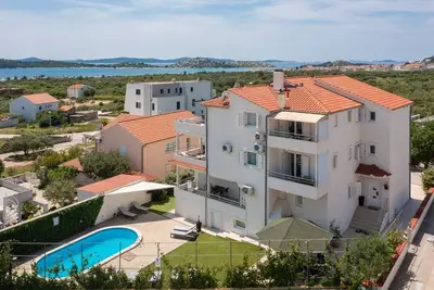 Image de Appartement dans Vodice avec vue mer, terrasse, Climatisation, Wifi (94-3)