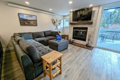 Image de Liftside est un lieu de séjour idéal. C'est une promenade rapide à la maison de montagne afin que vous soyez sur les pistes rapidement. Le condo a une vue magnifique avec une grande terrasse surplombant les zones humides et les pentes. Le Liftside Cond.