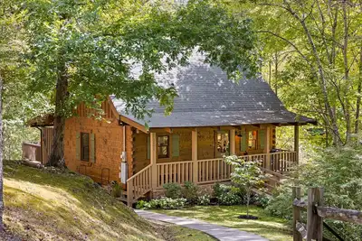 Image de 5 miles de Pigeon Forge Parkway, équipements gratuits du complexe, bain à remous, WiFi, piscine, putt putt, golf, etc.