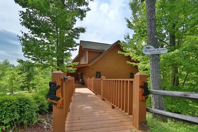 Image de Belle cabine dans les Smokies! Billard, jeux d'arcade, bain à remous, accès à la piscine, Putt Putt, pêche!