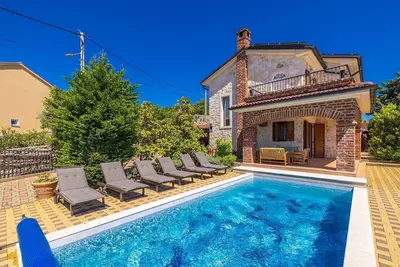 Image de Villa de luxe Rustica avec piscine privée, jacuzzi et sauna extérieur