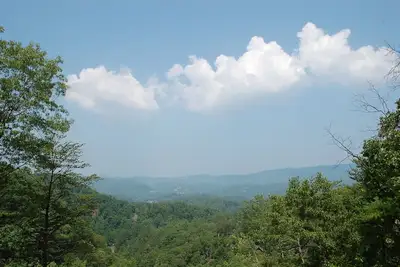 Image de Vue imprenable! Accès à la piscine, au putt putt, à la pêche, au golf, etc. Table de billard et bain à remous à la cabine.